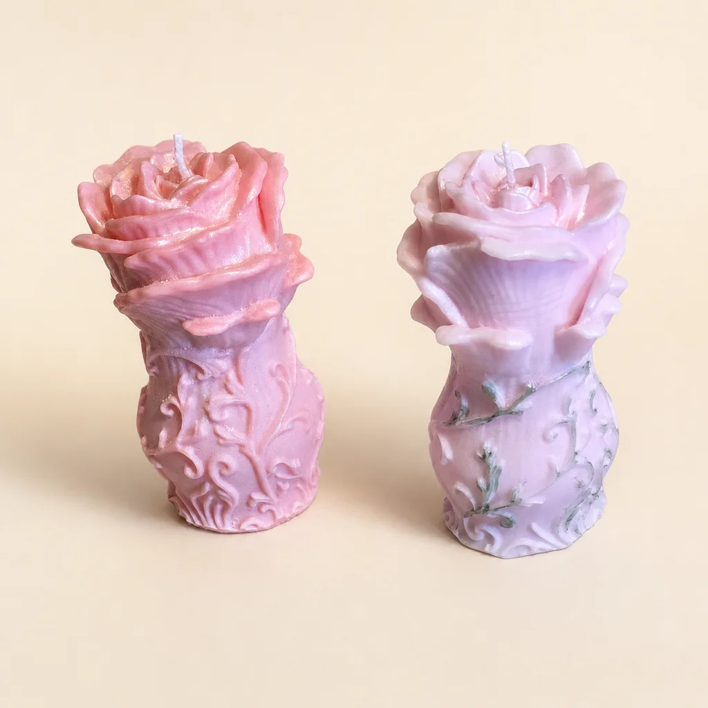 Två rosformade vaser i rosa och lila